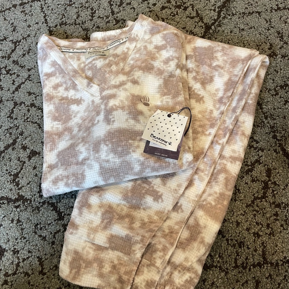 *NWT* Women’s long sleeve top and joggers - Nude M